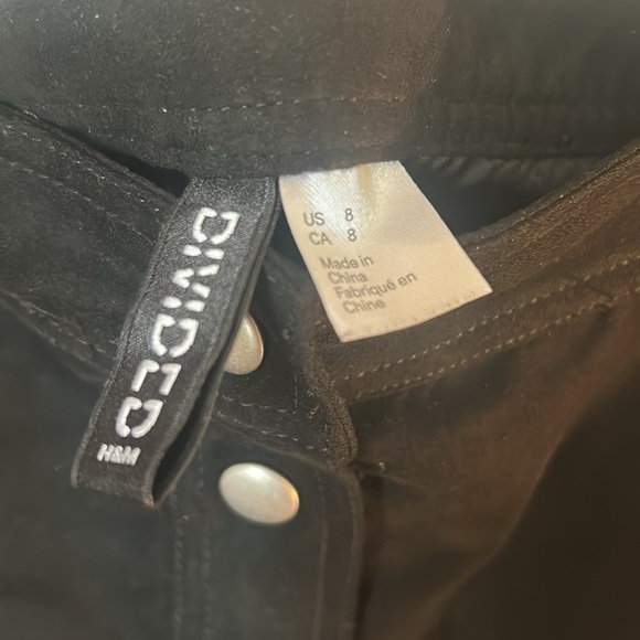 Black Button-Up Skirt H&M Vegan Suede Size US 8 - Picture 3 of 5